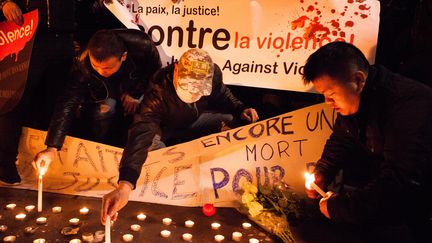 Des manifestants déposent des bougies, le 28 mars 2017, à Paris, en la mémoire de Liu Shaoyo, tué lors d'une intervention policière. (PIERRE GAUTHERON / HANS LUCAS / AFP)