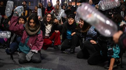 Une manifestation organisée pour défendre l'eau potable à Montevideo (Uruguay), le 31 mai 2023, alors que la ville est confrontée à une importante sécheresse depuis le printemps. (EITAN ABRAMOVICH / AFP)