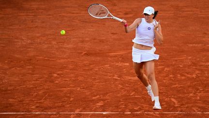 La numéro un mondiale polonaise Iga Swiatek bénéficie de l'abandon de l'Ukrainienne Lesia Tsurenko (5-1 ab.) pour filer sans transpirer vers un quart de finale choc face à l'Américaine Coco Gauff, tête de série numéro 6.