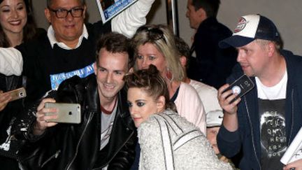 L'actrice Kristen Stewart arrive au dîner "Vanity Fair", le 9 mai 2018 à Cannes (Alpes-Maritimes). (JEAN-MARC HAEDRICH / SIPA)