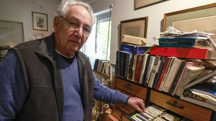 Clinton Bailey montre ses cassettes audio où sont enregistrés les souvenirs de Bédouins. (MENAHEM KAHANA / AFP)