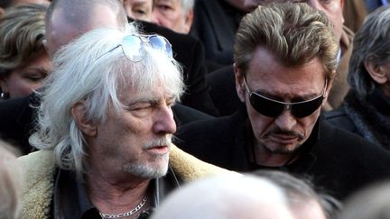 Hugues Aufray et Johnny Hallyday aux obsèques du chanteur Carlos à Saint-Germain-des-Prés à Paris le 22 janvier 2008. (MAXPPP)