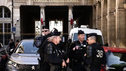 Des policiers devant le Conseil constitutionnel, à Paris, le 3 mai 2023. (GAUTHIER BEDRIGNANS / HANS LUCAS / AFP)