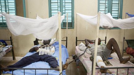Des soldats maliens bless&eacute;s au combat sont soign&eacute;s &agrave;&nbsp;la clinique militaire de Kati, le 27 janvier 2013. (REUTERS)