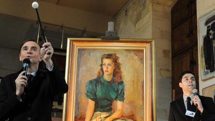 Le commissaire priseur Philippe Rouillac (G) adjuge à 30 000 euros un portrait de l'actrice française Danielle Darieux réalisé en 1947 par le peintre Boris Pastoukhoff,en 2009
 (ALAIN JOCARD / AFP)