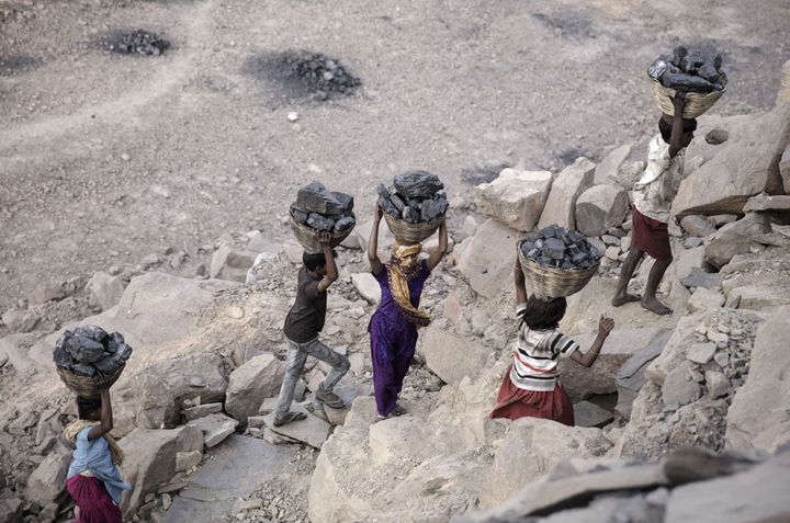 Dans la mine à ciel ouvert de Ghanwadi, des mineurs à peine adolescents. (Géo Giulio di Sturco)