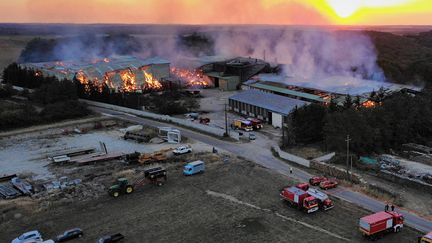 Une exploitation agricole en feu à Bourberain, au nord de Dijon (Côte-d'Or), le 12 août 2020. (SDIS 21)