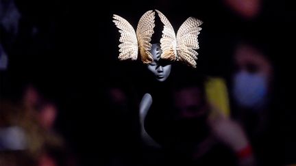 Exposition&nbsp;Maestro Philip Treacy au musée de l'Art moderne Erarta de Saint-Pétersbourg en Russie. Novembre 2020 (OLGA MALTSEVA / AFP)