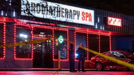 Des policiers devant l'un des salons de massage visé par une attaque à Atlanta (Etats-Unis), le 16 mars 2021.
 (ELIJAH NOUVELAGE / AFP)