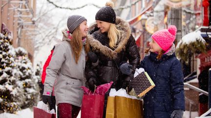 Shopping de Noël en famille. (Illustration) (MANONALLARD / E+ /  GETTY IMAGES)