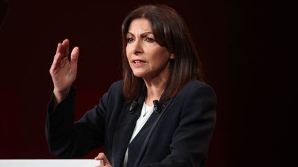 Anne Hidalgo, candidate socialiste à l'élection présidentielle de 2022, prononce un discours lors d'un meeting à Aubervilliers, le 22 janvier 2022. (THOMAS SAMSON / AFP)