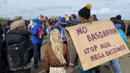 Manifestation anti-bassines à Sainte-Soline (Deux-Sèvres) le dimanche 25 mars 2023. La foule s'est divisée en trois cortèges partis de Vanzay direction la réserve de Sainte-Soline en passant parfois à travers champs. (NOEMIE GUILLOTIN/RADIOFRANCE)