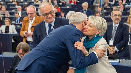 Le&nbsp;Premier ministre letton,&nbsp;Krisjanis&nbsp;Karins, embrasse l'eurodéputée française Françoise Grossetête lors de la dernière session plénière du Parlement européen, le 17 avril 2019. (Martin Lahousse)