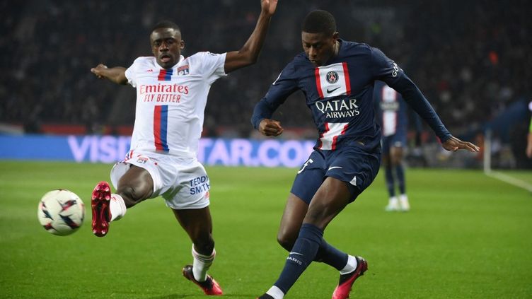 Lyonnais Sael Kumbedi (left) in a duel with the Parisian (right) at the Parc des Princes, April 2, 2023. (FRANCK FIFE / AFP)