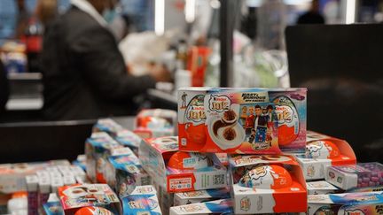 Des produits Kinder retirés d'un supermarché parisien, le 15 mai 2022. (MYRIAM TIRLER / HANS LUCAS / AFP)