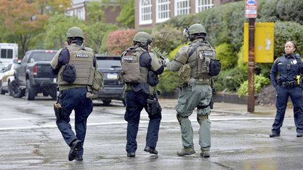 Des policiers à l'extérieur d'une synagogue de Pittsburgh (Etats-Unis) où a eu lieu une fusillade, le 27 octobre 2018. (PAM PANCHAK / AP / SIPA)