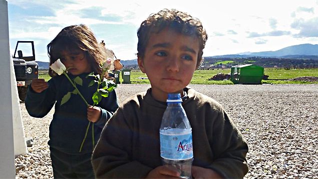 &nbsp; (Deux jeunes réfugiés dans le camp de Gevgelija, en Macédoine, à 500 mètres de la frontière grecque © Radio France / Benjamin Illy)