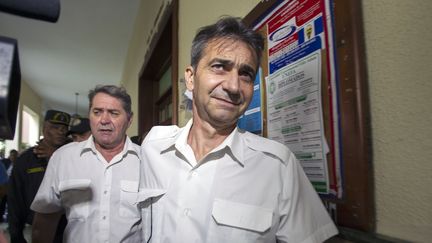 Jean-Pascal Furet (&agrave; gauche) and Armand Victor Bruno Odos, le pilote et le copilote, le 8 mai 2014, lors de leur comparution devant le tribunal de Saint-Domingue&nbsp;(R&eacute;publique dominicaine).&nbsp; (ERIKA SANTELICES / AFP)