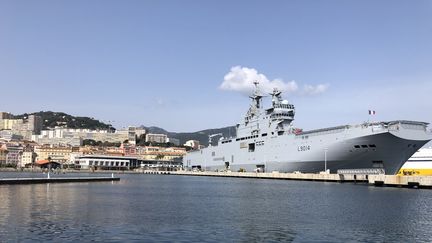 "Le Tonnerre" est un porte-hélicoptère de la Marine nationale française, ici à Ajaccio le 22 mars 2020. (MAXPPP)