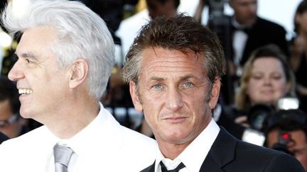 David Byrne et Sean Penn montent les marches du Palais des festivals pour &quot;This Must Be the Place&quot;.
 (FRANCOIS GUILLOT/AFP)