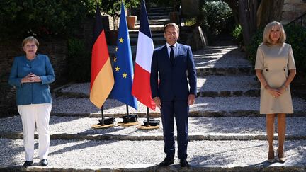 Angela Merkel reçue par Emmanuel Macron et son épouse Brigitte Macron au fort de Brégançon à Bornes-les-Mimosas, le 20 août 2020. (CHRISTOPHE SIMON / AFP)