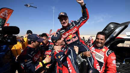 Carlos Sainz célèbre sa victoire à&nbsp;Qiddiya, en Arabie saoudite, le 17 janvier 2020.&nbsp; (FRANCK FIFE / AFP)