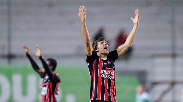 La joie du d&eacute;fenseur argentin de Nice Renato Civelli apr&egrave;s la victoire de son club sur la pelouse de Saint-Etienne, le 31 mars 2012. (PHILIPPE DESMAZES / AFP)