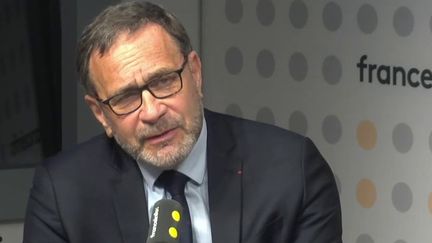 Pr Raphaël Pitti, anesthésiste-réanimateur, spécialiste en médecine d'urgence dans les zones de guerre, le 15 mars 2022 sur franceinfo. (FRANCEINFO / RADIOFRANCE)