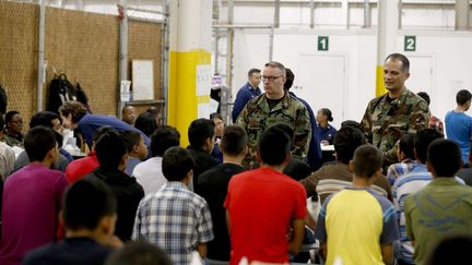 D'autres patientent pour une visite m&eacute;dicale. (ROSS D. FRANKLIN / AP / SIPA)