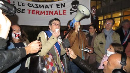 Les associations s'étaient mobilisées le 9 octobre 2019 pour dénoncer le projet d'extension du terminal 4 de Roissy-Charles-de-Gaulle.&nbsp; (THIBAULT CHAFFOTTE / MAXPPP)