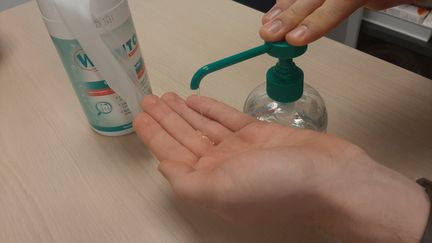 Pour les solutions hydroalcooliques, la plupart des accidents concernent des enfants, qui ne doivent pas avoir accès seuls à ces produits rappelle l'Anses. (ANNAÏG HAUTE / FRANCE-BLEU BREIZH IZEL)