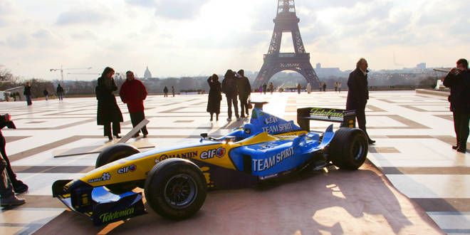 Une monoplace devant la Tour Eiffel