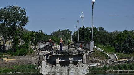 Un pont détruit à Sviatohirsk, dans la région de Donetsk (Ukraine), le 22 juin 2023. (GENYA SAVILOV / AFP)