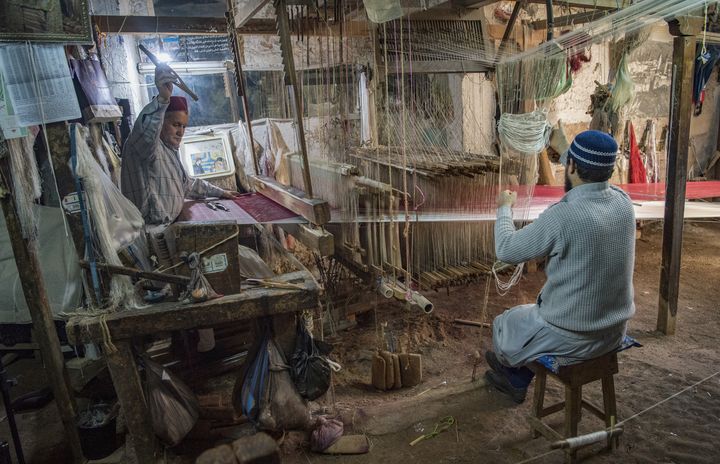 Abdelkader Ouazzani, le dernier maître du brocart, dans son atelier à Fes le 10 avril 2019 (FADEL SENNA / AFP)