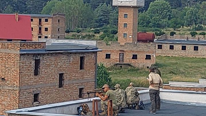 Les soldats ukrainiens s'entraînent aux tirs de sniper dans un centre de formation en Pologne. (ÉRIC BIEGALA / RADIO FRANCE)