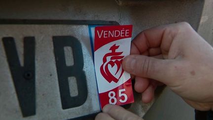 Il est désormais interdit de coller une vignette sur sa plaque d’immatriculation, sous peine d’une amende de 135 euros. (France 2)