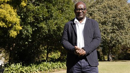 L'historien et écrivain camerounais Achille Mbembe lors de la visite du président français aux ressortissants français à la résidence de l'ambassadeur de France à Pretoria, le 29 mai 2021. (LUDOVIC MARIN / AFP)