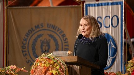 L'auteure Annie Arnaux, Prix Nobel de Littérature 2022, lors de son discours au banquet d'honneur du Prix Nobel à&nbsp;Stockholm (Suède), le 10 décembre 2022. (JONATHAN NACKSTRAND / AFP)