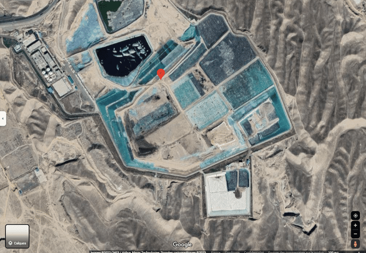 Stockage de déchets à proximité d'une usine de traitement de déchets ménagers à Ürumqi, province du Xinjiang (nord-ouest de la Chine). (GOOGLE MAPS)