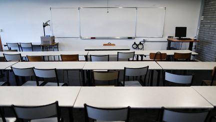 Une salle de classe vide à l'université de Mont-Saint-Aignan, près de Rouen (photo d'illustration), le 11 octobre 2017 (CHARLY TRIBALLEAU / AFP)