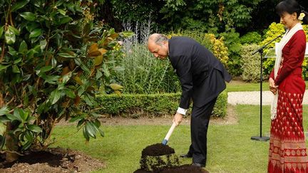 Dans les jardins du ministère des Affaires étrangères avec Laurent Fabius.

Tous deux ont jeté quelques pelletées de terre au pied d'un «arbre de la liberté»planté le jour même.

«Pour nous, vous êtes la dame des droits de l'Homme», a lancé le ministre français des Affaires étrangères, en louant «sa résistance morale et physique.» (REUTERS/Benoit Tessier)