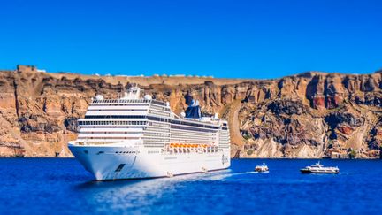 Les énormes bateaux de croisière qui arrivent à Santorin, l'été, 40 bateaux par jour avec 400 passagers par bateau. (VW PICS / UNIVERSAL IMAGES GROUP EDITORIAL VIA GETTY IMAGES)