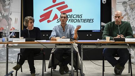 Claire Magone, directrice générale de MSF, Louis Baudoin Laarman, responsable de la communication pour la Palestine (C) et Michel-Olivier Lacharité, responsable du programme Urgences. (JULIEN DE ROSA / AFP)