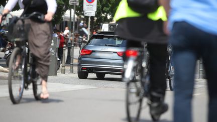 Piétons, cyclistes et voitures dans une rue de Strasbourg (Bas-Rhin). (JEAN-MARC LOOS / MAXPPP)