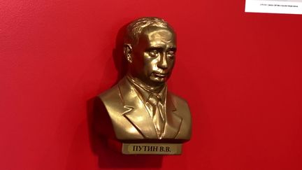 Parmi les objets exposés ce buste de Vladimir Poutine. (France 3 Lorraine)