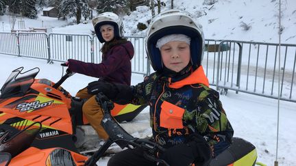 Herminie et Nils font leur baptême de scooter des neiges, chez eux, à La Bresse dans les Vosges. (INGRID POHU / RADIO FRANCE)