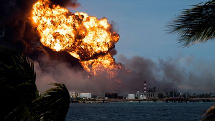 Un incendie fait rage dans un dépôt pétrolier à Matanzas, à Cuba, le 8 octobre 2022. (YAMIL LAGE / AFP)