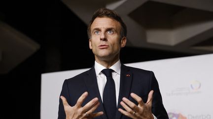 Le président français Emmanuel Macron à Djerba (Tunisie), le 19 novembre 2022. (LUDOVIC MARIN / AFP)