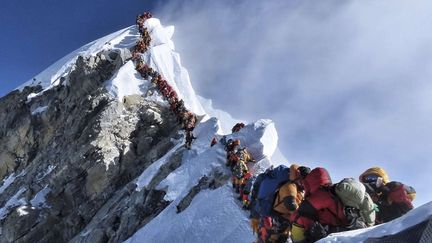 Des alpinistes font la queue pour atteindre le sommet du Mont Everest, au Nepal, le 22 mai 2019.&nbsp; (NIRMAL PURJA/AP/SIPA / AP)