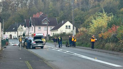 La voiture de la victime, là où elle a fini sa course, rue de Berne. À gauche, le corps sans vie du quinquagénaire, recouvert d'un drap blanc. (Alexane Marcel - France Télévisions)